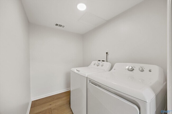 Building Photo - 8003 Brookfield Cir SE