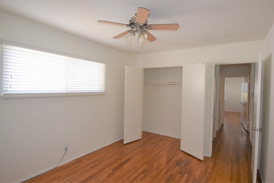 Building Photo - 11645 Moorpark St