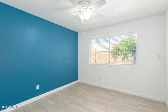 Building Photo - 831 N Swallow Ln