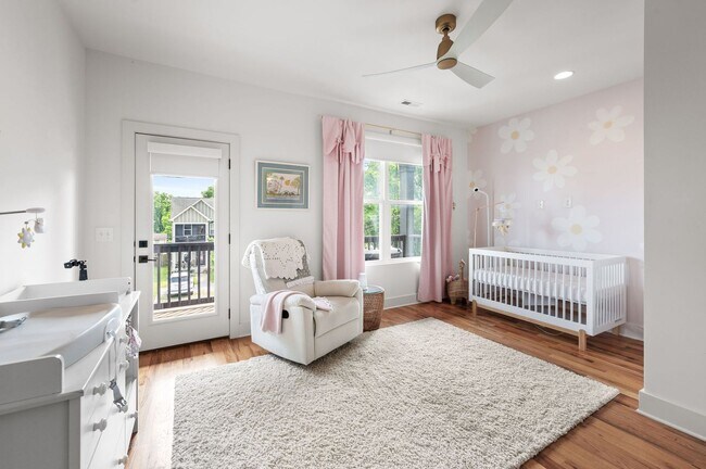 Building Photo - Stunning 3BE/3BA in one of Nashville's hot...