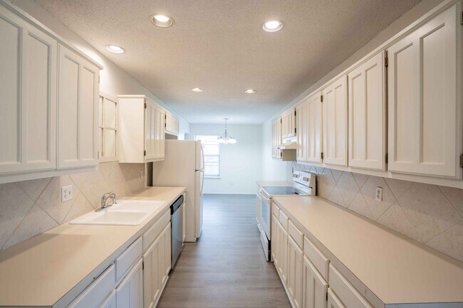 Building Photo - Spacious Brick Ranch in Union School District.