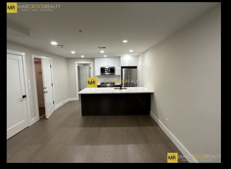 Building Photo - 535 Newbury St