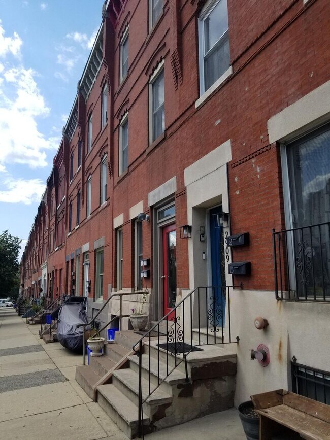 Building Photo - SPacious 2bd 2bath unit with backyard available in brewerytown