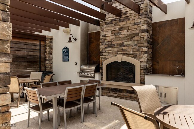 Building Photo - 15275 Grn Acrs Ave