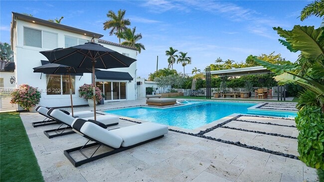 Building Photo - 1201 NE 85th St