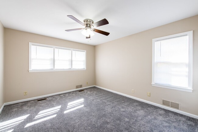 Building Photo - 4 bed 1 bath home for rent
