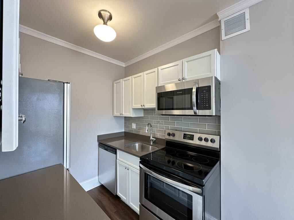 Building Photo - 817 W Lakeside Pl