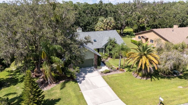Building Photo - Enjoy Florida living in this spacious 3BR/...