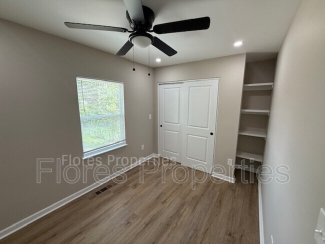 Building Photo - 1018 Urana Ave