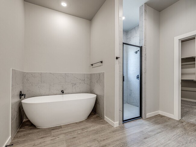 Building Photo - Newer Beautiful home in East Edmond + 4 Be...