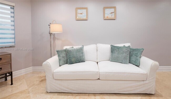 Building Photo - 1723 NE Miami Gardens Dr