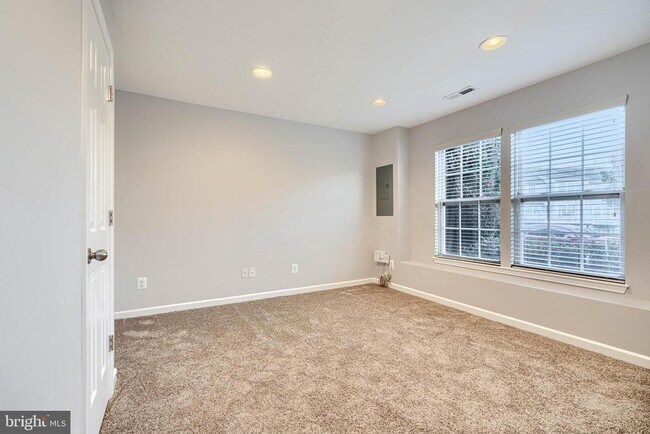 Building Photo - 736 Wineberry Way