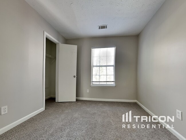 Building Photo - 6161 Hyde Park Ln