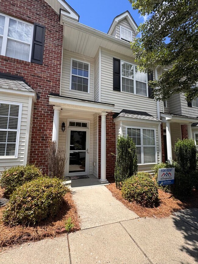 Building Photo - 2BR 2.5BA Townhome with Screened Porch