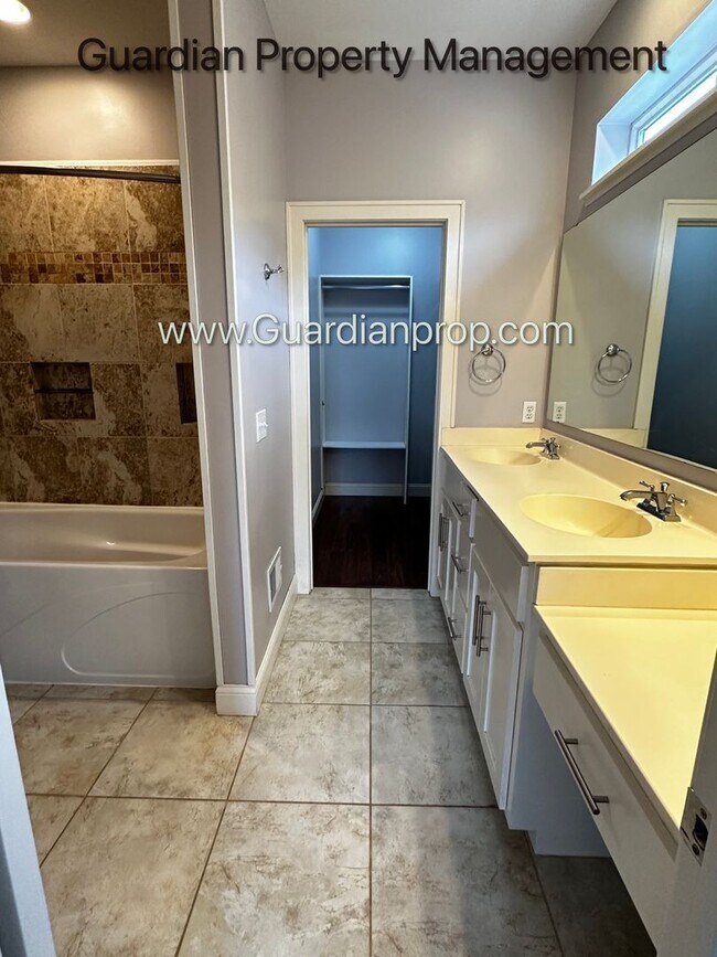 Building Photo - Spacious Uptown Side By Side, Dishwasher, ...