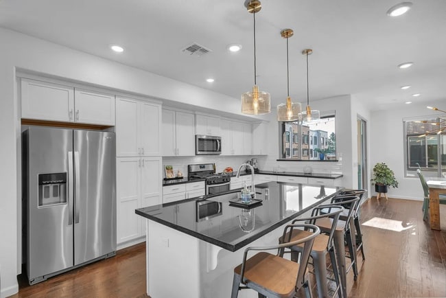 Building Photo - Beautiful Energy Efficient Hayward Townhome w/ Modern Updates