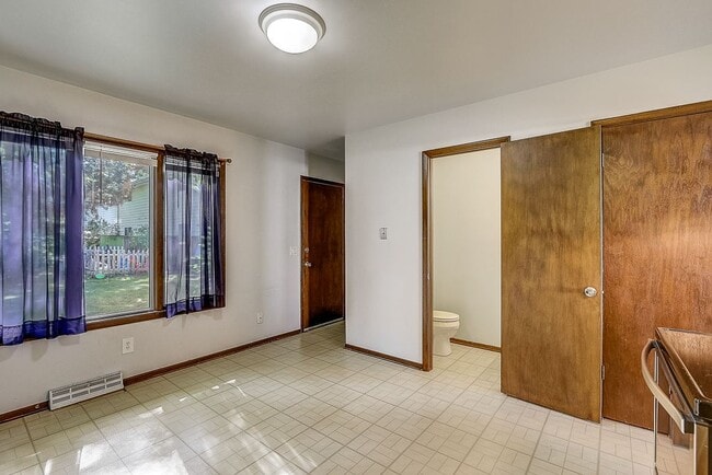 Building Photo - 40 N Lakewood Gardens Ln
