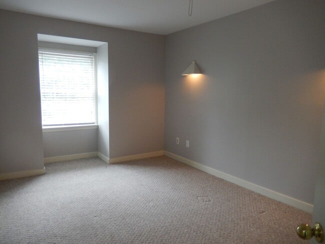 Building Photo - Large 2 Bedroom, 2.5 Bath Townhouse - Autu...
