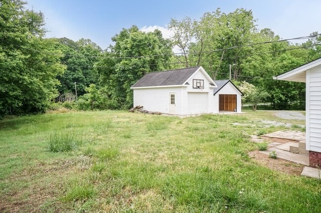 Building Photo - Cute and Tranquil 2 bed/1bath near Elon