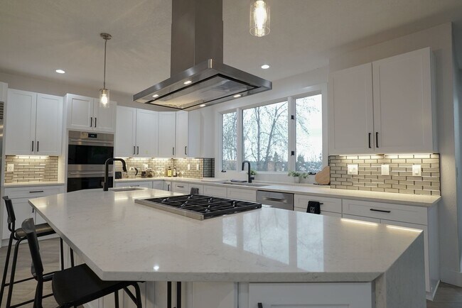 Building Photo - Pete’s Mountain Estate with Mountain Views