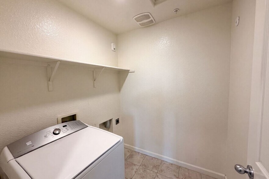 Building Photo - 8224 Kossum Wy