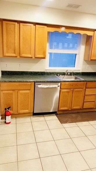 Building Photo - 71 Hartford St