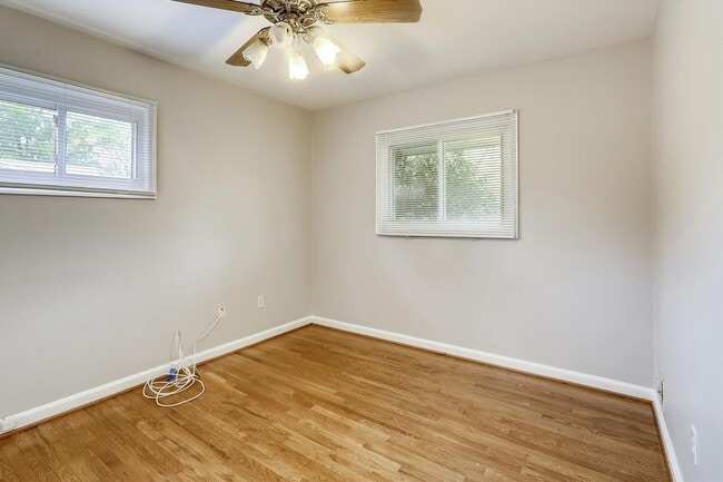 Building Photo - Updated and Ready for Move In