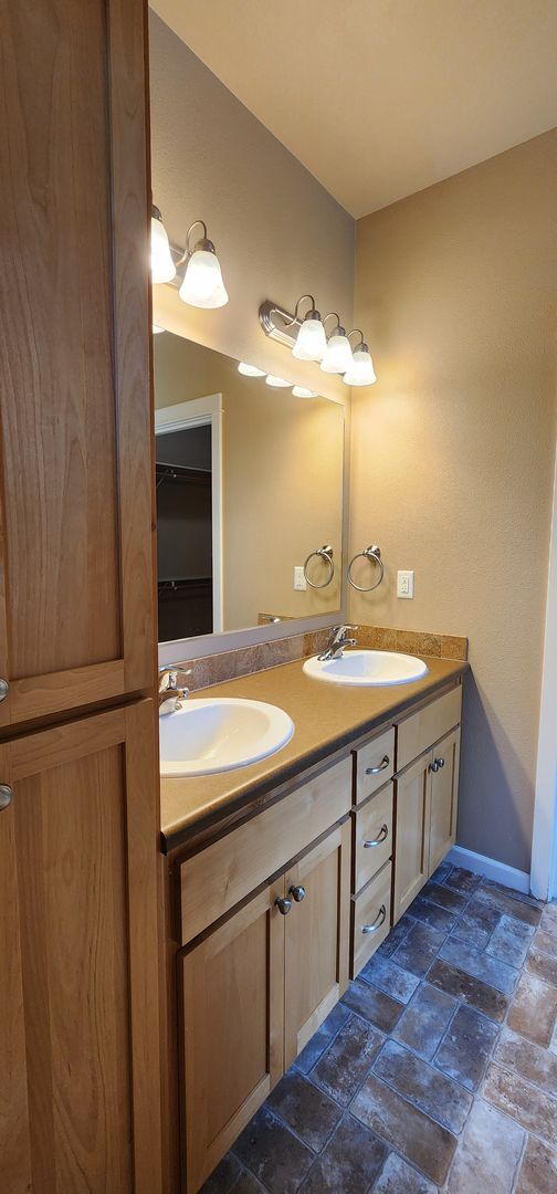 Building Photo - Luxurious Duplex in Corvallis