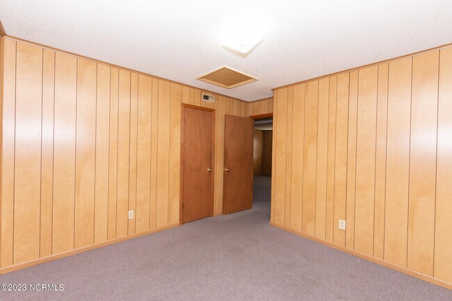 Building Photo - 106 Ravenwood Dr