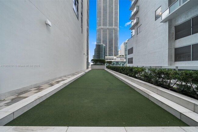 Building Photo - 1010 Brickell Ave