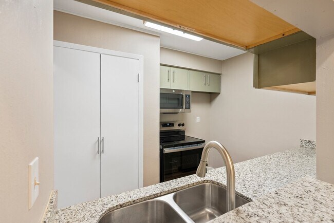 Building Photo - 6401 Skyline Dr