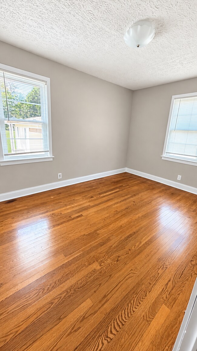 Building Photo - 2010 Edgewood Dr