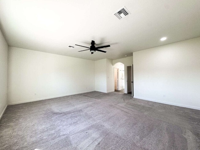 Building Photo - "Spacious 4-Bedroom, 2-Bathroom Home in Yu...