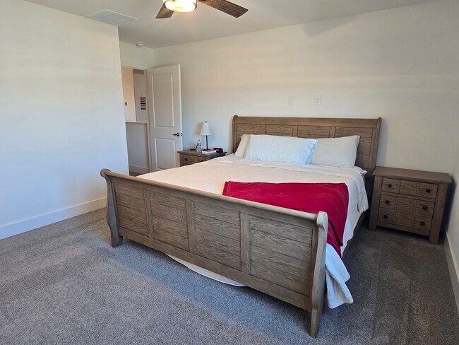 Building Photo - Newer 2 story home in Stonebrook Village- ...