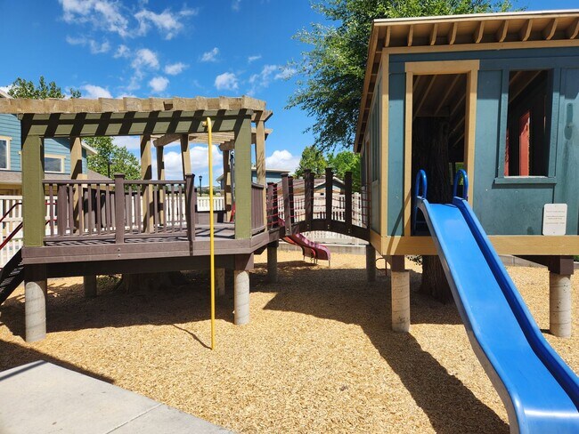 Building Photo - End Unit Townhome Available for Rent July 1st
