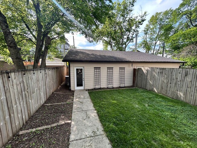 Building Photo - 913 14th Ave S