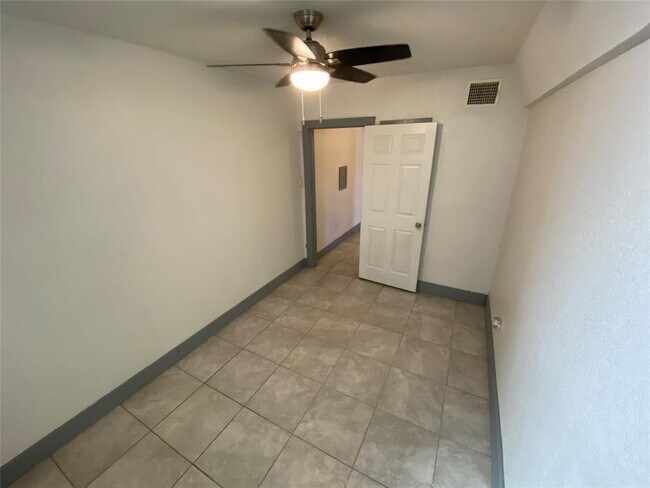 Building Photo - 2103 Rosewood Ave