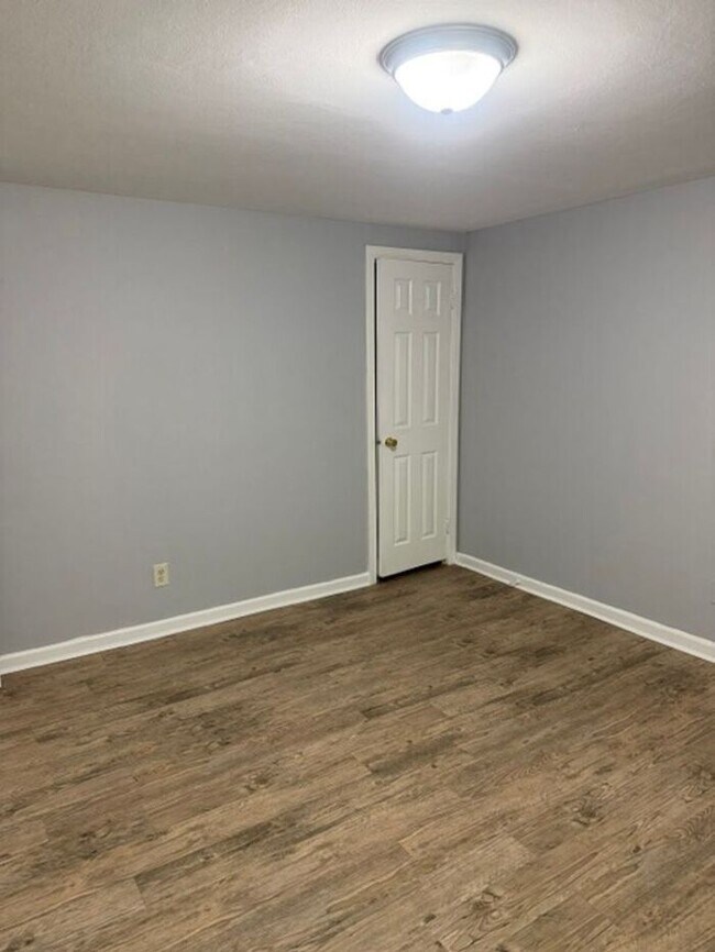 Building Photo - Spacious Two Bedroom Townhouse
