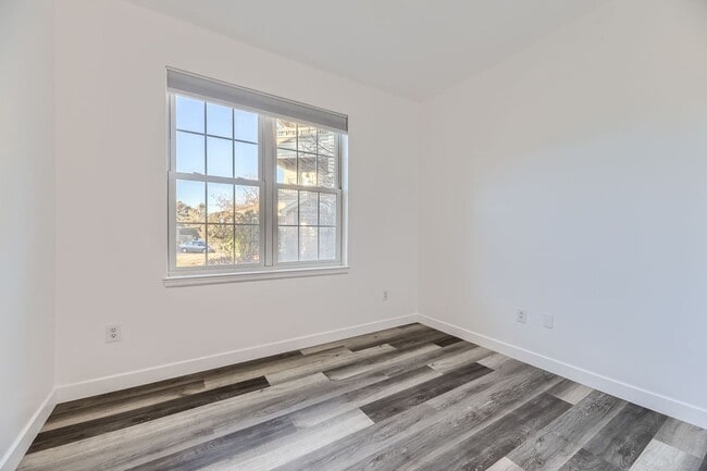 Building Photo - **Fully Updated 2-Bedroom Condo with New Appliances!**