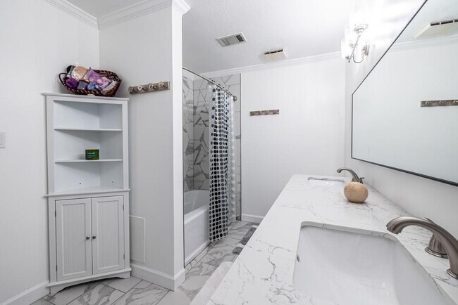 Building Photo - 27301 Plantation Dr NE