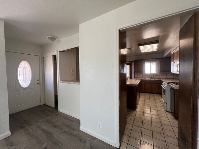 Building Photo - Beautiful 4 Bedroom 2 Bathroom Home