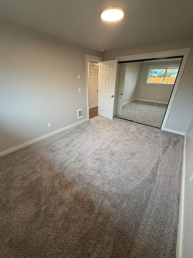 Building Photo - Large Updated 2 Bedroom with New Appliances!