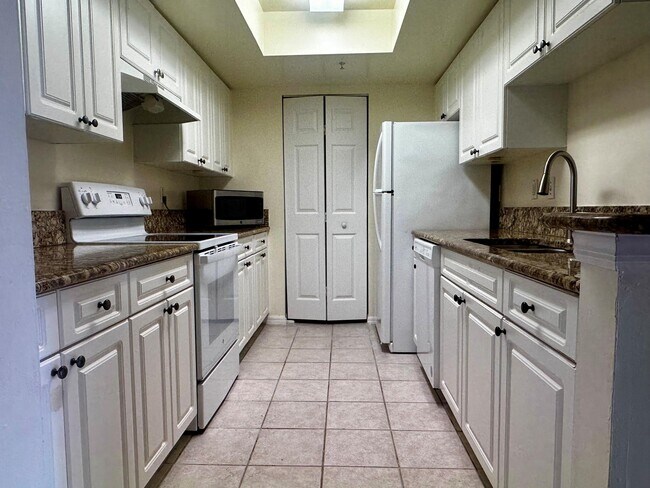 Building Photo - 1300 Crestwood Ct S