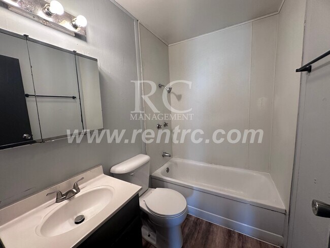 Building Photo - 1204 Giddings-