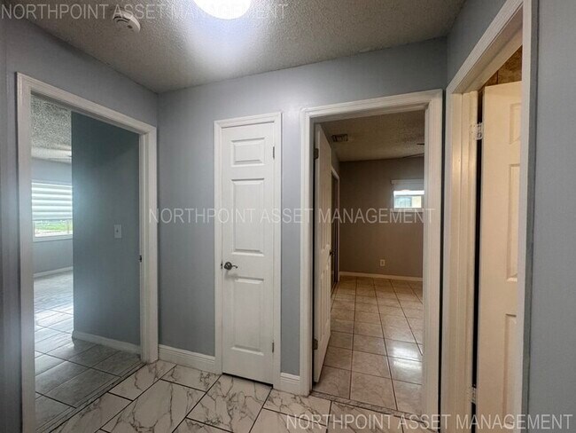 Building Photo - PRICE REDUCED FOR QUICK MOVE IN!! 2-2 Home plus 1 bed-1 bath Mother in Law Suite!