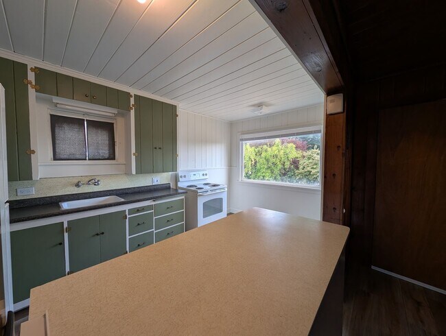 Building Photo - Manette View Apartment For Rent! Will Not ...