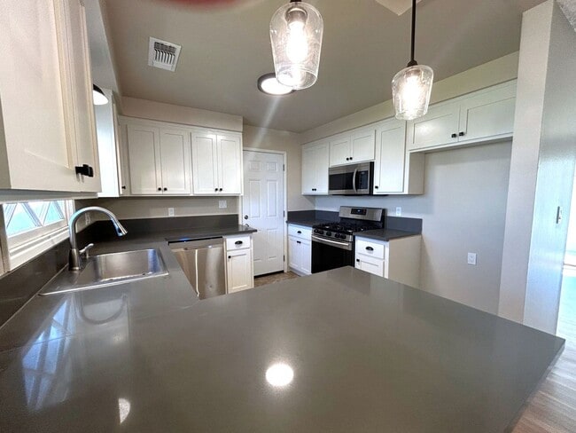 Building Photo - Charming 3 bedroom 2 bath Home in the Forward Addition