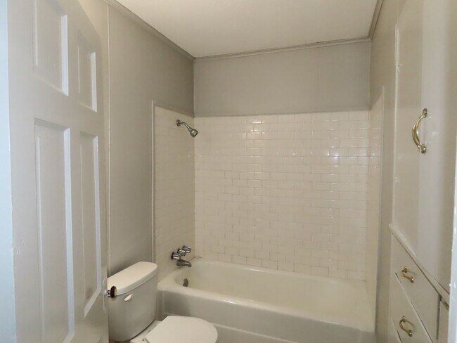 Building Photo - Newly Renovated, Spacious 3 Bedroom, 2 Bat...