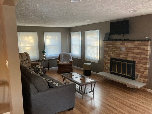 Building Photo - Turnkey 1BR Retreat | Fireplace, Trails, &...