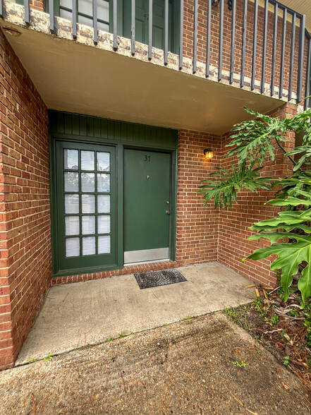 Building Photo - Greenbriar Apartments